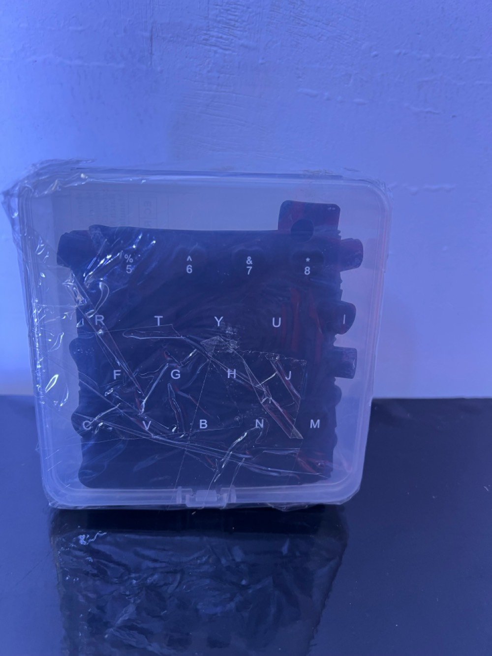 لوحة مفاتيح وماوس للكمبيوتر بأداء عالي ومظهر أنيق، مثاليان للألعاب والعمل المكتبي. يأتي مع محول Type-C إلى HDMI للأجهزة الحديثة لتحويل الإشارة بصورة واضحة. الأدوات بحالة ممتازة وجاهزة للاستخدام الفوري.