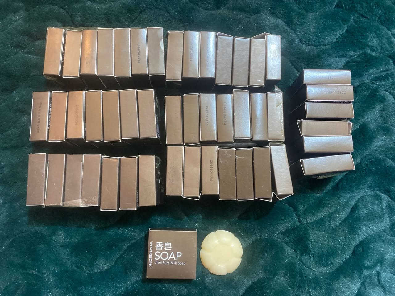 #جمالك_يبدأ_بلمسة 
✨ صابون الحليب فائق النقاء Ultra Pure Milk Soap ✨
المستخدم حصرياً في منتجعات وين الفاخرة 🏨
صناعة شركة مولتون براون البريطانية 🇬🇧

🧼 الحجم: 25 غرام
🌿 غني بالحليب الطبيعي والفيتامينات والأحماض الدهنية المفيدة للبشرة
💎 مناسب للوجه واليدين والجسم
✨ للبشرة الدهنية يساعد على التنظيف والتفتيح وتقليل آثار الحبوب والبقع
🤍 للبشرة الجافة يُفضل استخدامه لليدين والجسم لأنه يمنح ترطيب ونعومة بدون جفاف

🌸 رائحة فاخرة وثابتة تجمع بين:
🥥 جوز الهند الدافئ
🌼 الياسمين
🍦 الفانيليا
🪵 العنبر

😍 ريحة كلش راقية ونظافة وانتعاش يدوم طوال اليوم

🌱 أبرز فوائد صابون الحليب للبشرة:
💧 ترطيب عميق بفضل الدهون الطبيعية والبروتينات
✨ تفتيح وتوحيد لون البشرة وتقليل البقع الداكنة
🌸 تلطيف البشرة الحساسة وتقليل الاحمرار والتهيج
🛡️ مكافحة علامات التقدم بالعمر وتعزيز مرونة الجلد
🧼 تنظيف المسام وإزالة الدهون والأوساخ بلطف

📌 الاستخدام اليومي:
مناسب للاستخدام اليومي على الوجه والجسم ويترك البشرة ناعمة ومرطبة بدون تجفيف.

🫧 طريقة الاستخدام المثالية:
1️⃣ بللي الوجه أو الجسم بالماء الدافئ
2️⃣ افركي الصابونة حتى تتكون رغوة غنية وكريمية
3️⃣ دلكي الرغوة بحركات دائرية لطيفة
4️⃣ اشطفي بالماء الفاتر وجففي البشرة برفق

💰 سعر القطعة بالأسواق ب  5 آلاف
🔥 عرضنا الأقوى: كل 6 قطع بـ 15 ألف فقط مع التوصيل 🚚

📞 للحجز والاستفسار:
***********
📲 واتساب وموبايل

🚚 خدمة توصيل لجميع المحافظات

#صابون_الحليب #UltraPureMilkSoap #MoltonBrown #Hongsabon #العناية_بالبشرة #تفتيح_البشرة #ترطيب_البشرة #صابون_فاخر #منتجات_اصلية #بشرة_ناعمة #صابون_طبي #جمال    #بصرة  #منصور 
 #نجف #موصل #کركوك #کربلاء  #متابعين  #اربيل #السليمانية #العراق #بغداد #متابعة #متابعه  #عروض #الجميع #الكل #اكسبلور
