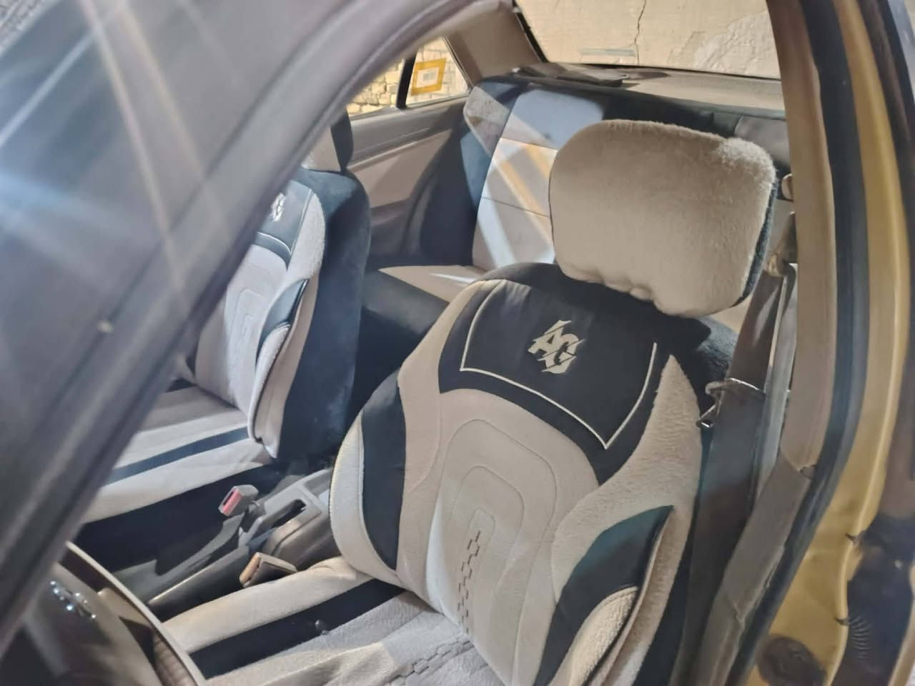 سلام عليكم بيجو لميس 405. مديل 15مصفرة غرامات وهية مكينة بعدهي على سحك بيها ضمان شهرين كير مكفول حدادية جديدة باتري جديد تايرات صارلهن شهر دواخل جدد حتى البطاين الباب جدد دوشمة جديدة سلف جديد ما بيها ضربة  خياسات ماكو سيارة تخبل راعيها يريد مداور السنوية 2029تسقط ما عليها ولا ربع رقمها بغداد سيارة بوجهك للشارع ربع ما ذب عليها
السعر :40وبيها مجال قليل حك الجية
عنواني: دوانية حي الفرات
رقمي :***********
هاي كل التفاصيل.
