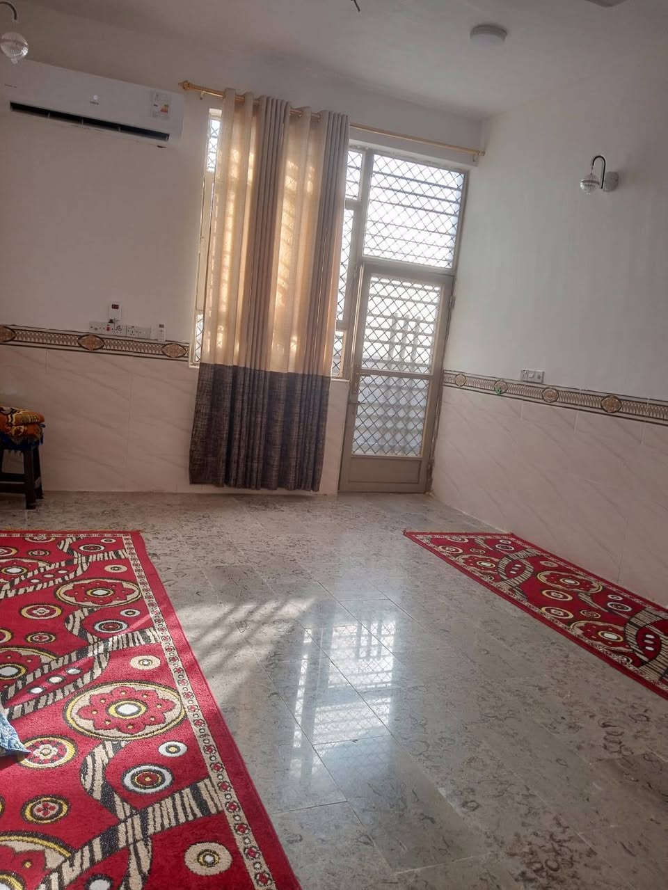 السلام عليكم دار للبيع في كربلاء المقدسة قرب جامعه الزهراء طريق كربلاء بغداد عمود 92  مساحه 100 م طابو زراعي سند25 قرار محكمة مع توفر كافة الخدمات ماء كهرباء مولد مجاري للتواصل واتساب ***********
