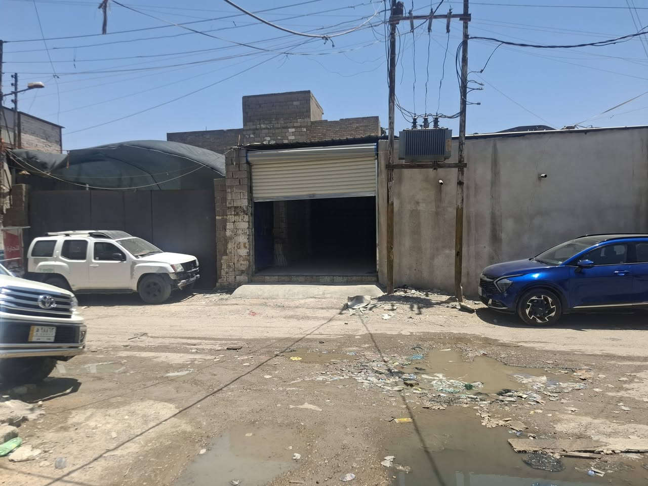 السلام عليكم كراج للايجار في كم الارمن نزلة جسر محمد القاسم باب الشرجي الشارع العريض الواجه ٤ونص ونزال ١٤ ونص يصلح ان يكون فيتر او صباغ او كهربائي او سمكري او ادوات اومخزن للاستفسار ***********
