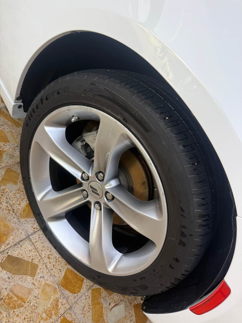ويل ارتي اصلي وبي تخم تاير جديد لاتصليح ولاعواج اريد مراوس بويل 18 sxt مكاني البصره *********** Singapore
