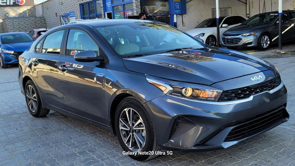 سلام عليكم عندي كيا فورتي مديل 2023 مواصفات نص فول حادث بس جاملغ ايمن فقط  وبيه بارد بل باب السايق شبر  السياره ماشي 27 سعره مرقم بغداد سعره 148 وبيه مجال رقم *********** مكان السياره بغداد
