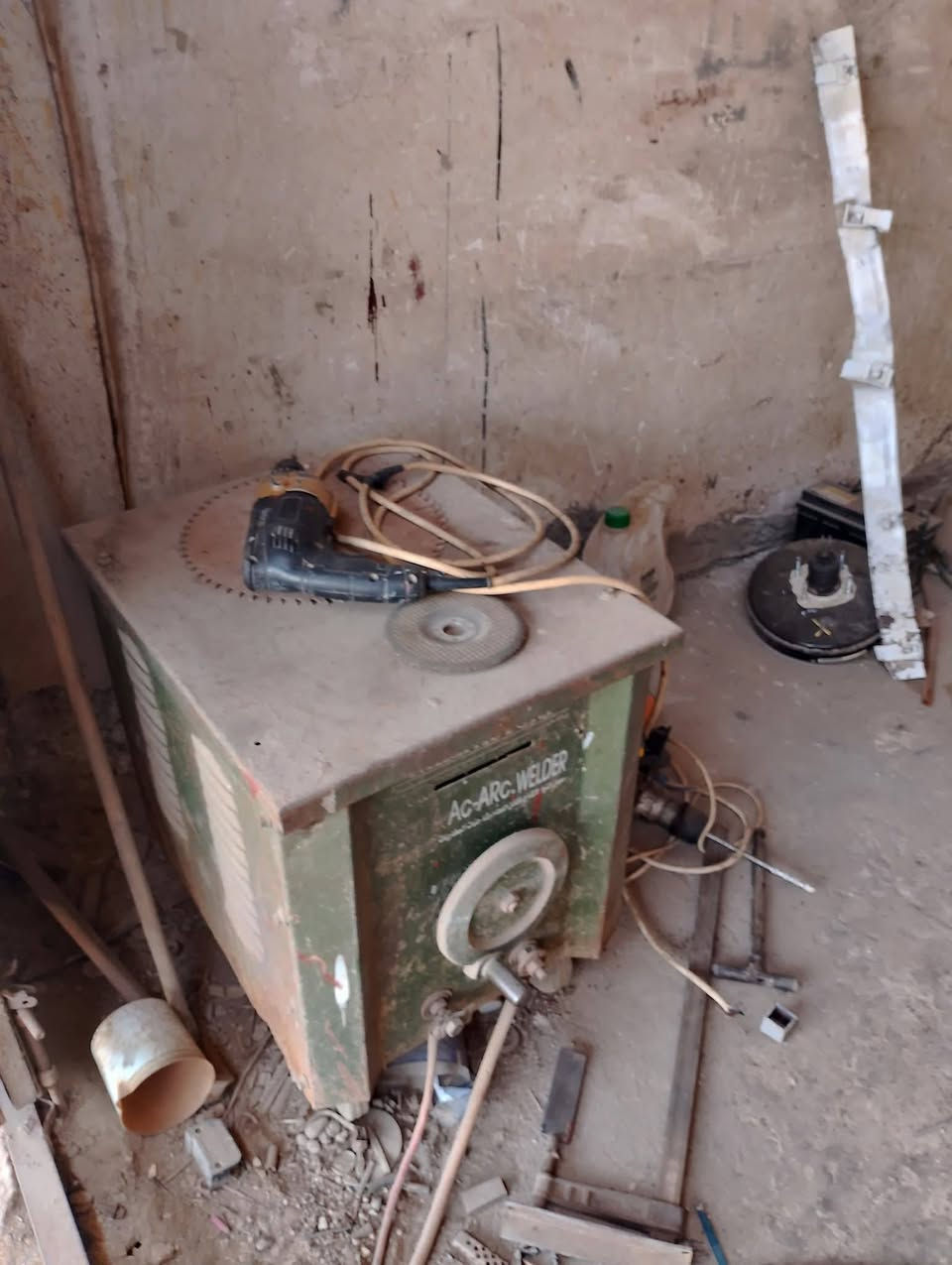 مولد 3 فيز 24 كيفي ايطالي 3 بستم
ماكنة لحيم قادسيه هندر 
كتر 10 حصان طكتين 
سعر 22 ورقه 
رقم تلفون ***********
