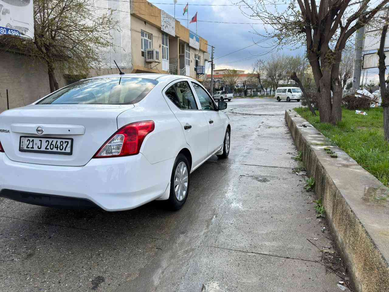 نیسان ڤیرسا ی گیر عادی مودیل 2017 سەیارەیەکی زۆر خاوین و بێ کیشەیە مەسرەفی تێدانیە تەنها یەک پارچە ی بۆیاخە ،چەمەلاغی پیشەوەی لای سایەق.***********,*********** رانية, السليمانية
