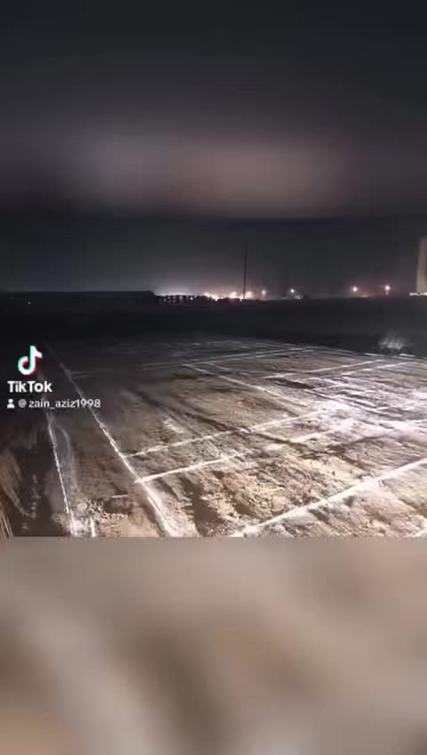 مراحل بناء دار سكني
بمواصفات هندسية دقيقة وجودة عالية 🏗️
1️⃣ تنظيف الأرض وتهيئة الموقع
2️⃣ تحديد المخطط حسب القياسات الهندسية
3️⃣ أعمال الحفر وصب الأسس
4️⃣ صب القواعد وربطها بالسملات
5️⃣ صب الأرضية (اللبشة أو الميدات)
6️⃣ رفع الأعمدة وصب السقف
7️⃣ بناء الجدران وتقسيم الغرف
8️⃣ أعمال الكهرباء والسباكة
9️⃣ اللياسة والتشطيبات الداخلية
🔟 تركيب الأبواب والنوافذ والأرضيات
بهذه المراحل يتم بناء الدار بشكل متين ومنظم حسب المواصفات الهندسية.
🏡 تابع الصفحة حتى تتعرف أكثر على
مراحل البناء، النصائح المهمة، وأحدث عروض العقارات والأراضي في الديوانية.
***********
***********
