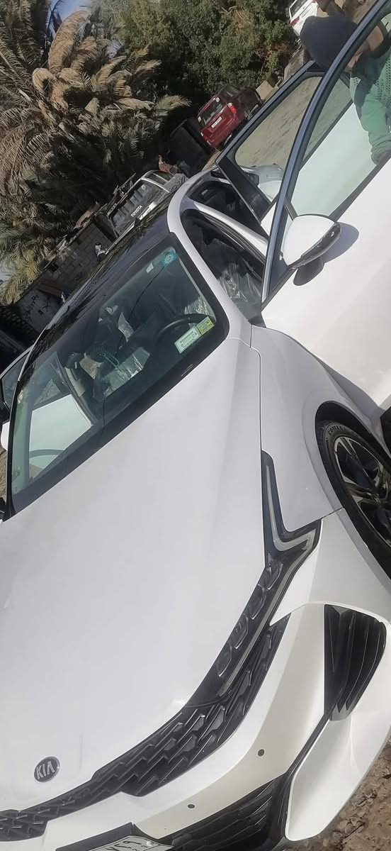 K5. 2021
الفئة: EX. 

المحرك: 1.6T تيربو 4 سلندر بنزين

ناقل الحركة: أوتوماتيكي. 

عدد المقاعد: 5. 

مادة المقاعد: جلد.

– سقف بانورامي/فتحة سقف. 
– كاميرا خلفية + حساسات وقوف. 
– مصابيح أمامية LED.

– شاشة تحكم. 
– Apple CarPlay & Android Auto. 
– شاشة عرض 

– تكييف هواء أوتوماتيكي. 
– تدفئة وتبريد المقاعد (Seat heater & cooler). 
– مقاعد جلد.

– مثبت سرعة. 
– نظام مراقبة النقطة العمياء Blind Spot Monitor. 
– فرامل ABS + ESP 
– نظام مفتاح ذكي وتشغيل عن بعد. 
– كاميرا 360° في بعض السيارات.
– حساسات وقوف أمامية وخلفية. 

✔️ سقف بانورامي / فتحة سقف
✔️ كاميرا خلفية + حساسات
✔️ Apple CarPlay & Android Auto
✔️ مراقبة النقطة العمياء
✔️ تبريد وتدفئة المقاعد
✔️ مفتاح ذكي + تشغيل عن بُعد
✔️ مثبت سرعة
✔️ نظام ABS + ESP
رقم بابل  وكاله عامه 
***********
