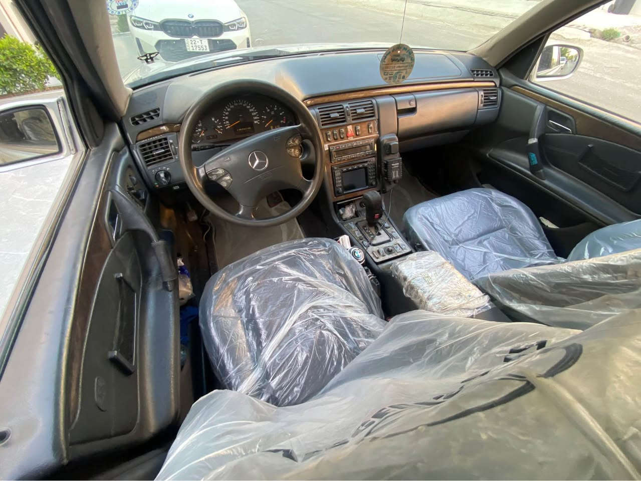 marseds benz 320 2000 
مواسه فات فوله 
كوشن جلد و سارد و گەرمە خەزنە
پە ردە  
سلایتە 
تەبرید لە مس و شاشە گەوریە 
ڤۆلیۆم و تحدید سورحە 
 سبوخ ٢ پارجەی بە س بەخە  بێ لێدانە
سە نەوی و رە قەمی نوێیە
نرخی 135 وەرەقەیە
*********** 
هەولێر أربيل, العراق
