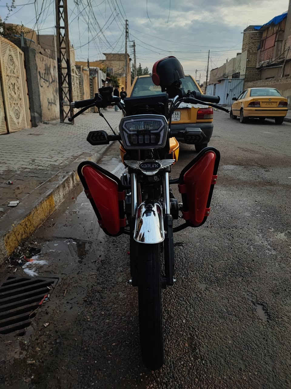 السلام عليكم للبيع سونلك موديل 25  مكينه 200cc الدراجه كفاله عامه مال جناي نكره سلف بكل وقت حتى الصبح من تريد تشغل نكره سلف الدراجه اشاير لايت عالي ناصي كهربائيات كلها شغاله تايرات جدد اوراق كامله نصبتها حلوه ونضافتها كدام عينك
السعر ٧٥٠ وبيهه مجال حك الجيه 
لحد يكسر بحلال العالم  
مكاني بغداد الحسينية للاستفسار:
***********
