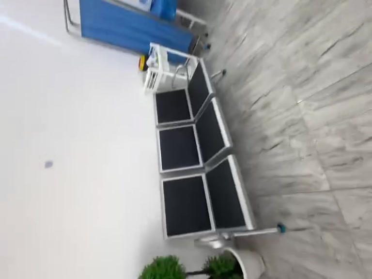غراض عياده للبيع كراسي وميز وكرسي متحرك كلهن جدد مثل ما موضح بالفيدو *********** تواصلو مع هذا الرقم
