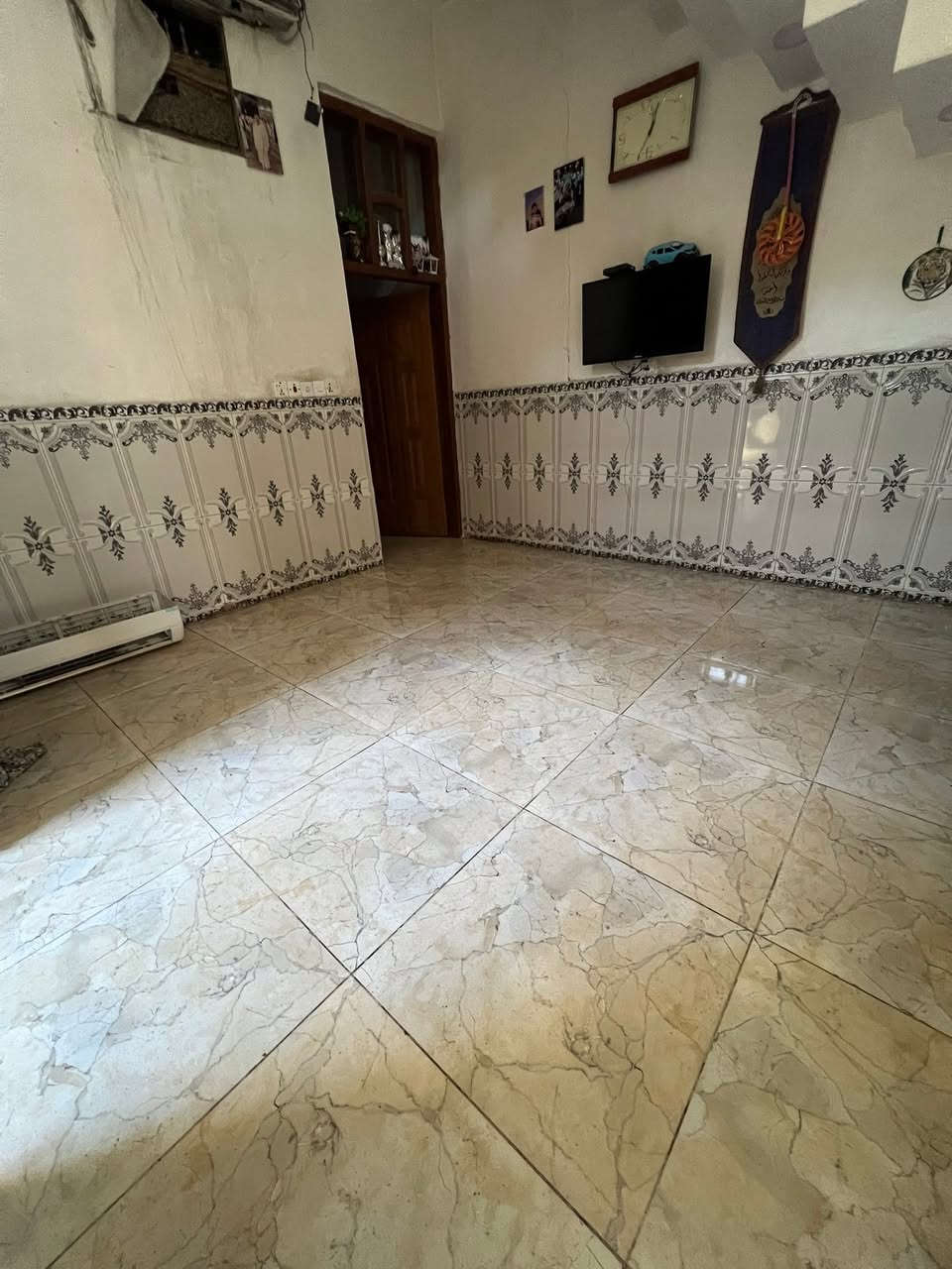 سلام عليكم بيت البيع مساحته ١٣٠ متر واجهه ٧ ونص البيت نضيف مكاني بغداد فلكت حي النصر اول شارع على اليمين اي استفسار هاذه رقمي  ***********
