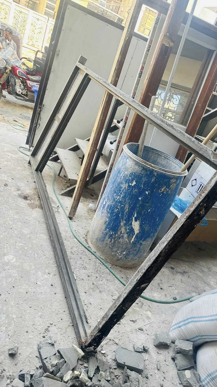 ابواب حديد عدد ٢ للبيع وباب pvc مع درج حديد للبيع *********** مكاني بغداد الدوره
