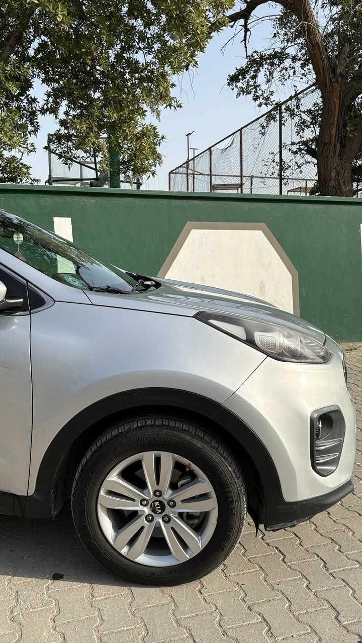 السلام عليكم….سبورتج 2019  ماشيه130 كيلوو خليجي محرك 2000دوش  رقم اربيل هزه بيه 2026 وكاله او تحويل
مكفوله اي صبغ وتبديل بيه حالوب مال بغداد  طخه بلباب الخلفيه عكس السايق والباب الاماميه بيه شخط
مواصفات عاديه 
كير ومكينه كله مكفول وحاداديه مابيه اي نقص جاهزه وشرط ع فحط
شاشه كامره خلفيه 
حساس خلفي
تبريد قطعتين 
تحكمات ستيرن 
انظمه قياده 3
لد نهاري 
عنوان السياره بغداد بجانب الكرخ 
للاستفسار: ***********
