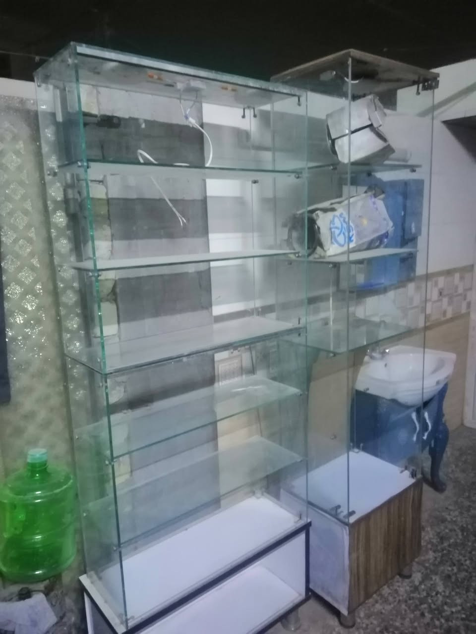 سلام عليكم جام خانه لل بيع الوحده ب75 واذا ثنين بيها مجال جام خانه نضيفه ومرتبه لل محل تيلفونات او لل صيدله وجام مرتب يفيدك بكلشي رقمي *********** مكاني بغداد
