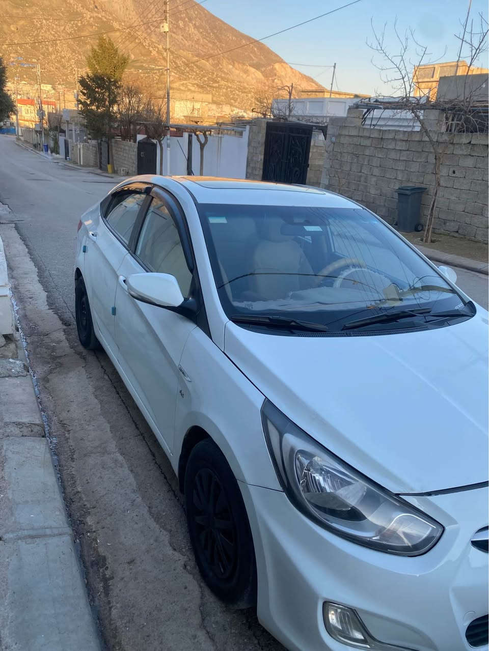 🚗 Hyundai Accent 2012
📍 سوران

🔹 ماتۆر 1.6 
🔹 سلایت هەیە
🔹 جامەکان ئۆتۆماتیک
🔹 ئاسپیڕی هەوا (AC) گەرمو سارد باش کار دەکات
🔹 ڕەنگی سپی
🔹 ماتۆر و گێر شەرتن
🔹170 هزار خرامە سەیە 
🔹پارچەکو نیو سبوخی هەیە دەرکو چەملاخ
🔹سەنەوی ناوی خومە مانگی ٩ بەسەر دەچئیت بئ مشکیلەیە
🔹سەودام نیە بەس بو فروشتنە
🔹گەر موشتەری پەیوەندی بە ژمارە بکە واتساپ فایبەر(***********) سوران, أربيل
