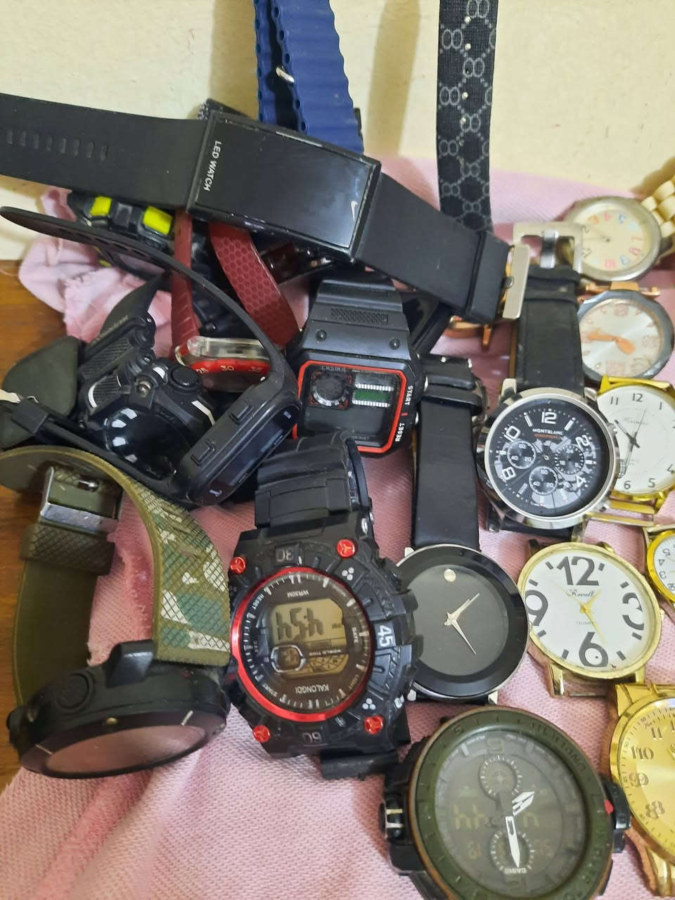 ساعات مستخدمه نقص سير أو باتري  العدد (٣٢) قطعه السعر( ٣٥) الف العنوان بغداد المعامل منطقة الباويه مقابل حسينية الرسول الأعظم للتواصل *********** (لايوجدتوصيل )
