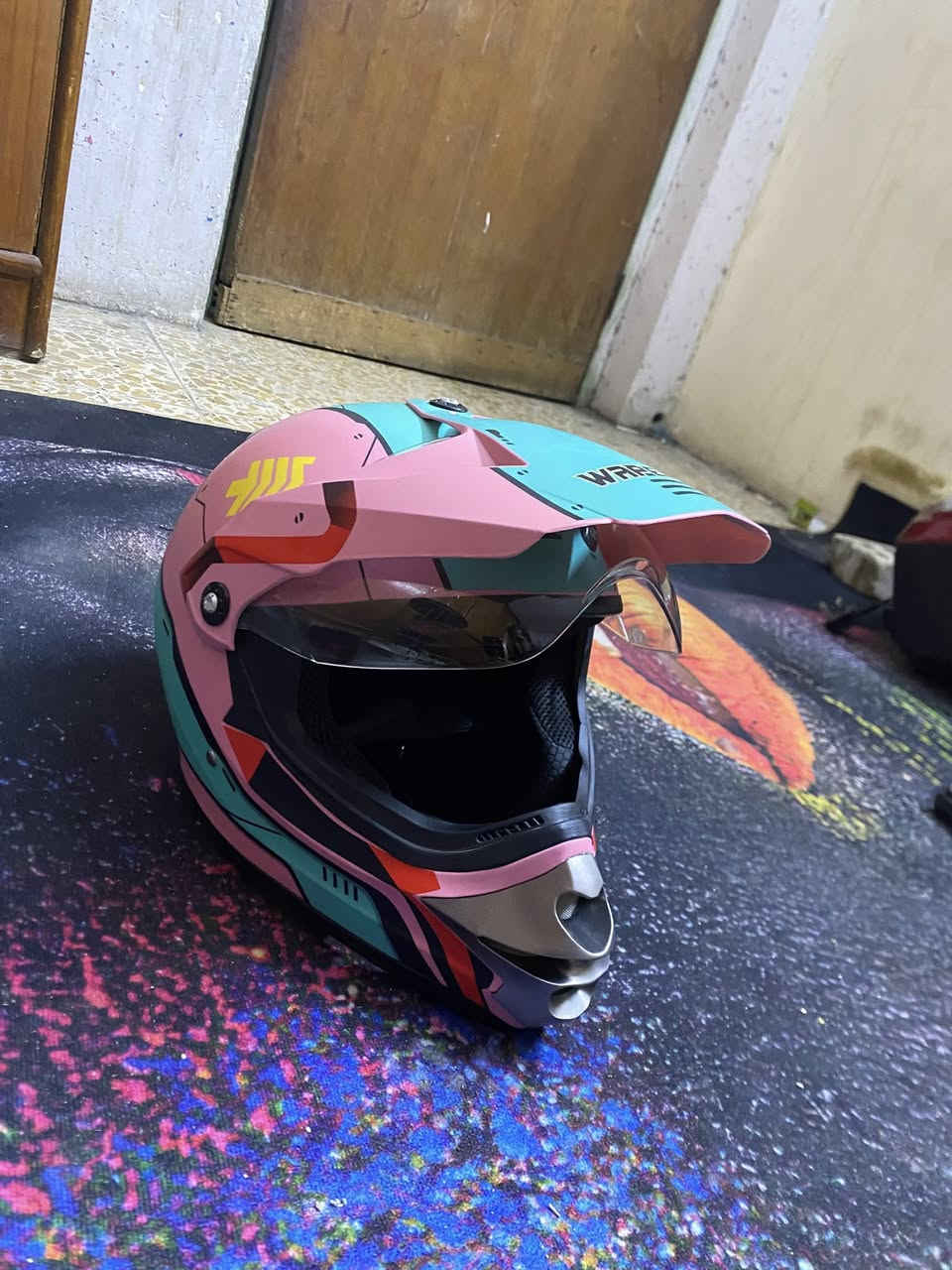 السلام عليكم خوذه جديدية زلغ مابيهة  مع منضومه سماعات شحن يطول أسبوع مايك خارجي  ب 80 مكاني بغداد مدينه الصدر  الشراي يتصل و يدلل ***********
