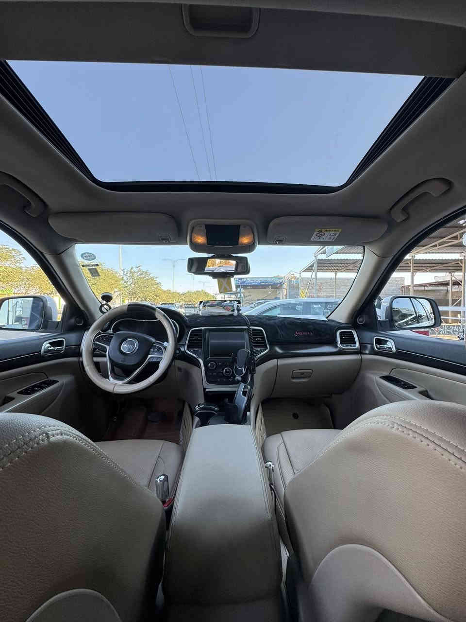 سلام عليكم 
جيب لاريدو 2014 خليجي 
لون ابيض ( رقم سليمانية)

*مواصفات فول
فور ويل 
شاشة جبيرة 
حجم المحرك 3600.  V6
كشنات جلد 
شفتات ستيرن 
جامات اوتو 
المقاعد الامامية كهرباء 
ويل قياس 18 
لد متحرك
تشغل عن بعد 
مثبت سرعة 
كاميرا خلفية 
مريا جانبية قابلة للطي 
نضام ECO
كشنات تدفئة تبريد 
موس متحرك اربعة انظمة قيادة 
اكو هواي موصفات معروفة موصفات لمتد

سيارة كلين ما بيهة اي ضربة او اي حادث 
بيهة ضربات خفيفة جداً مثل ما موضح بل في الصور
سعر : 243 وبيها مجال بسيط 
مكانها ديالى جلولاء 
الرقم ***********
