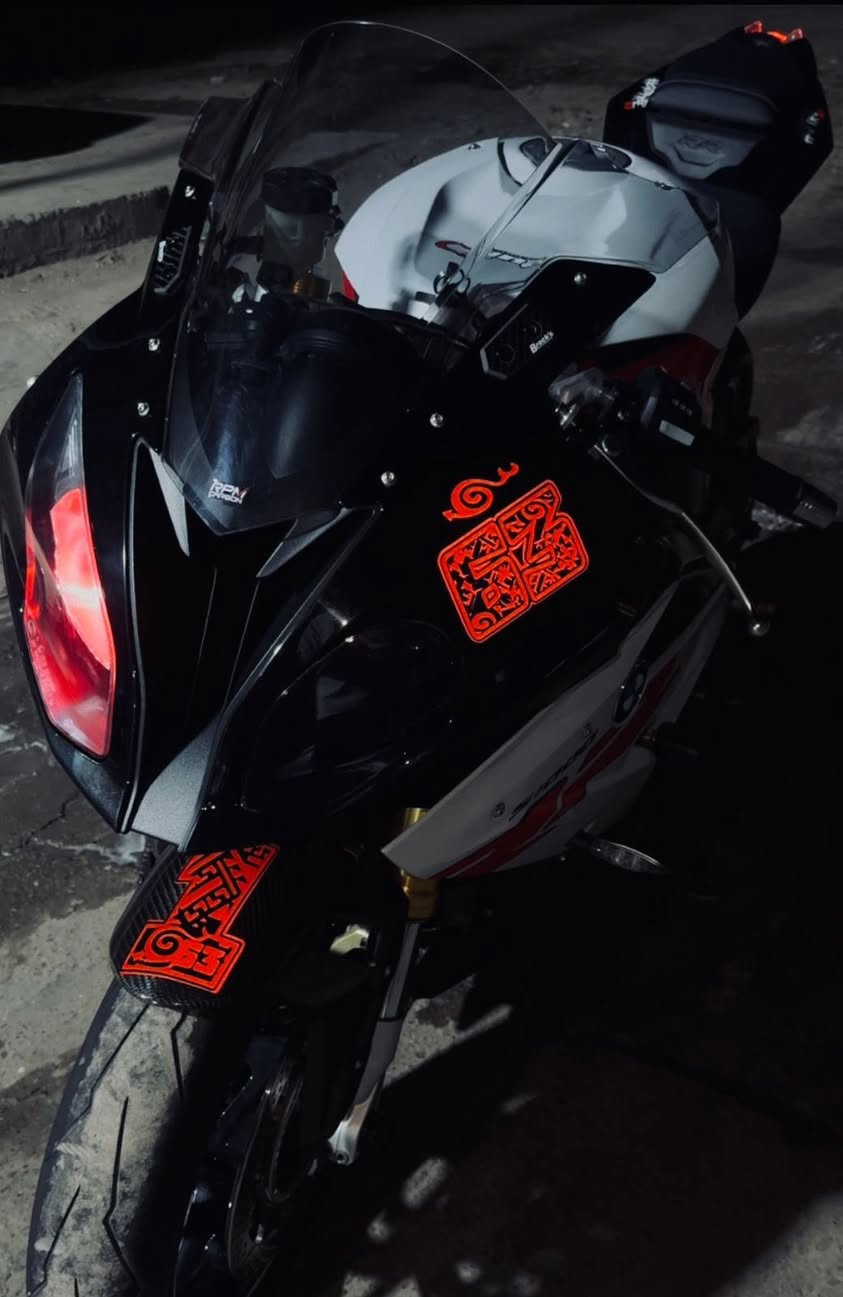 Bmw s1000rr 2018
10400 km ممشى الدراجه
الدراجه وارد يابان بدون حادث سويجين من اليابان 
الدراجه عليها 
Exhaust system acrapovic evolution race
Air filter sprint p08
Puig windscreen 
Acrapovic carbon fiber شيال 
Vortex rear sprocket 46/520
Vortex front sprocket 16/520
Ek Chain 520
Mirror block brocks carbon fiber
المودات slick,user
وياها اوراقها و كتلوك من الوكاله
قاعدة رقم من bmw
للاستفسار ***********
