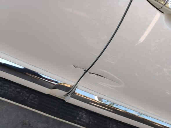 السلام عليكم لاندكروز ٢٠١٢ شركة جيهان محرك ٨ سلندر ٤٦٠٠ رقم بغداد تحويل مباشر سياره جديده وجاهزه من كلشي مابيه اي نقص ومكفوله من الصبغ بيه فقط شخط اصغير موضح بالصوره والسونار هم موجود السعر ٣٠٥ جوه السوك علما السياره بدون فتحه 
***********
