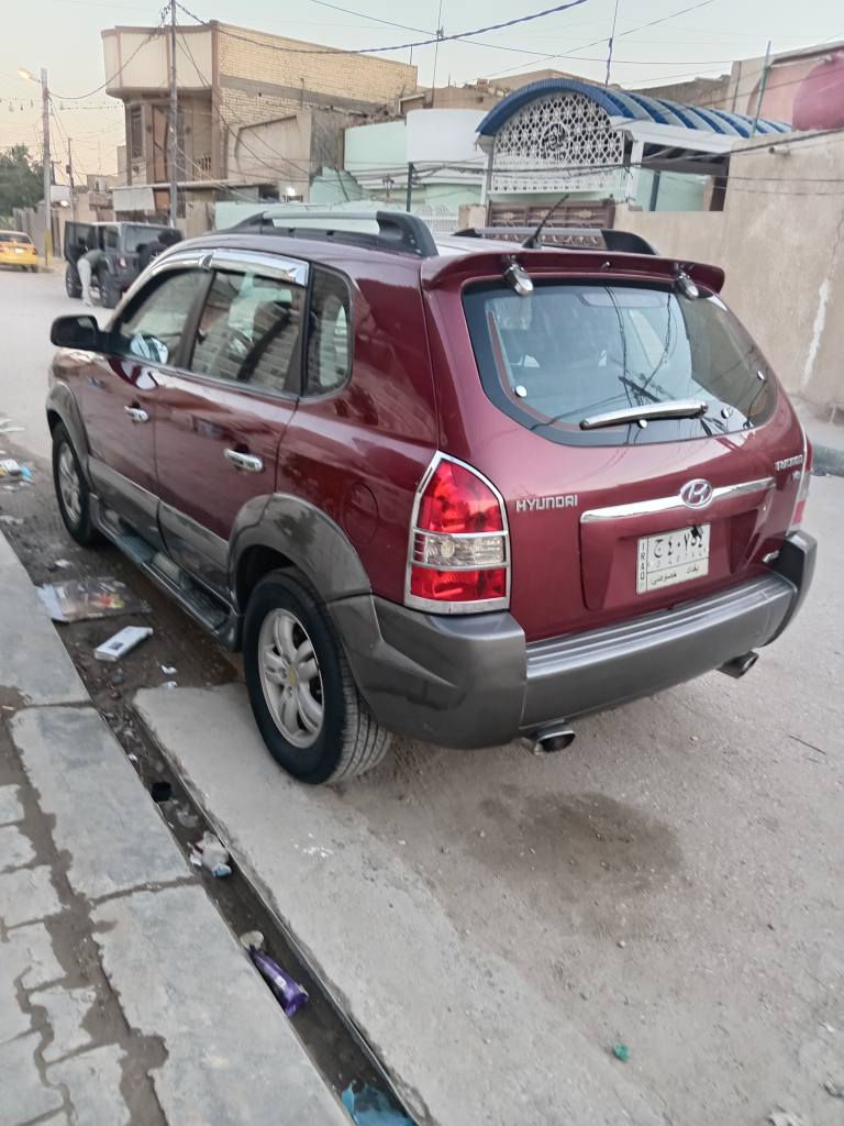 توسان موديل ٢٠٠٦ صبغ بنيد وجامغ جارد تصليح فقط  والباقي بلادي محرك ٢٧٠٠ بلادي  وكير مكفولات تبريد كهربائيات تخم تاير ماشيه ١٢٥ الف فقط.. سياره كلش حلوه وجديده سعرها ٩٨ وبيها مجال او مراوس مكانها كربلاء بسمي ت *********** كربلاء, العراق
