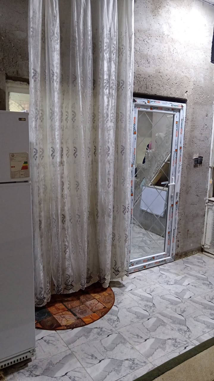 بيت ١٠٠متر طابو زراعي للبيع 
زراعي حي ميسان شارع ٦٠قرب سكله الكرعاوي شارع تبليط خدمات أكو 
 غرفه وصاله مفتوحه على مطبخ واستقبال مكشوفه وتخاريخ بيت 
مرتب جديد سعره 45مليون
الاستفسار اتصل 
***********
