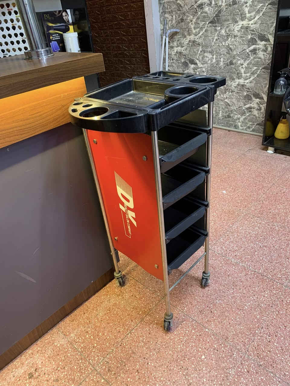 السلام عليكم كرسيين حلاقة نضيفين نص العمر  + اثنين مرايا نفس الشكل ل بصورة و ستاند حلاقة للبيع ب سعر مناسب جداً ورخيص الشراي يجي خاص او يتصل العنوان اربيل هفالان  ***********
