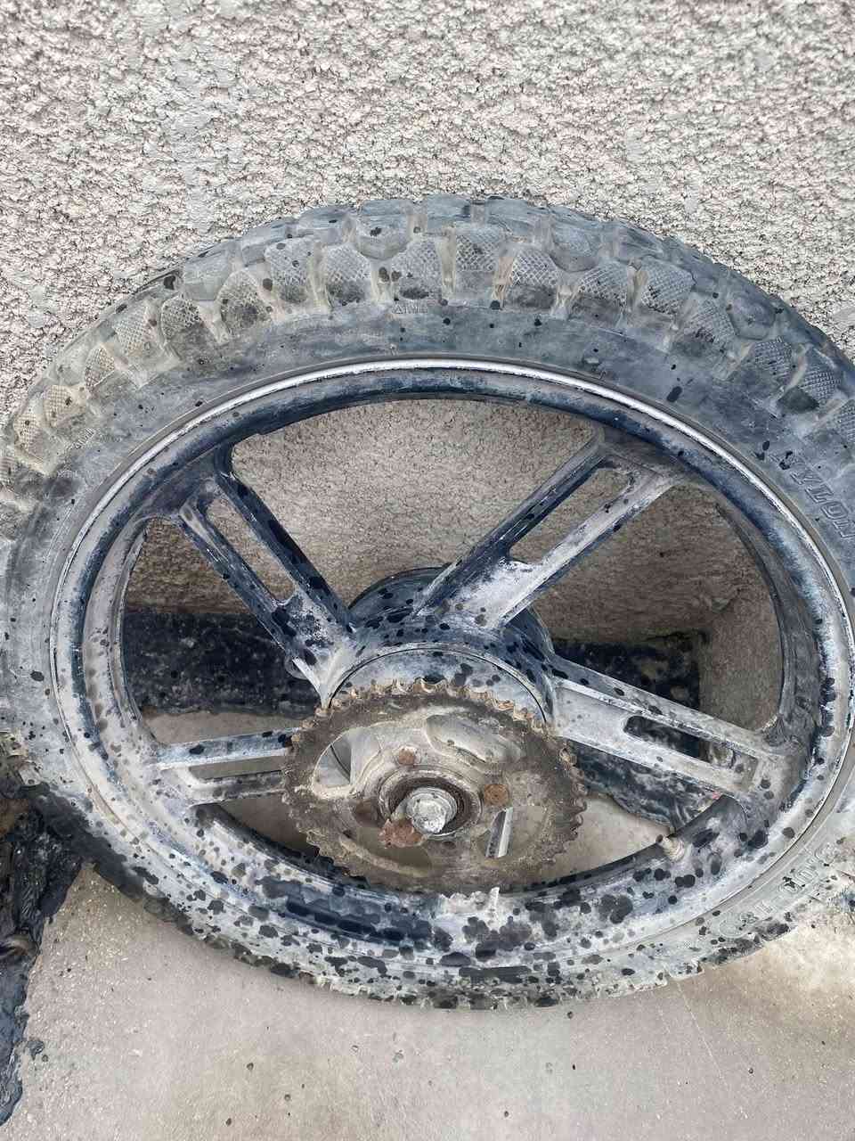 السلام عليكم تاير ويه ويل بوكسر جبلي نضيف كلش يلبيع ب 100 وبي مجال *********** مكاني البياع
