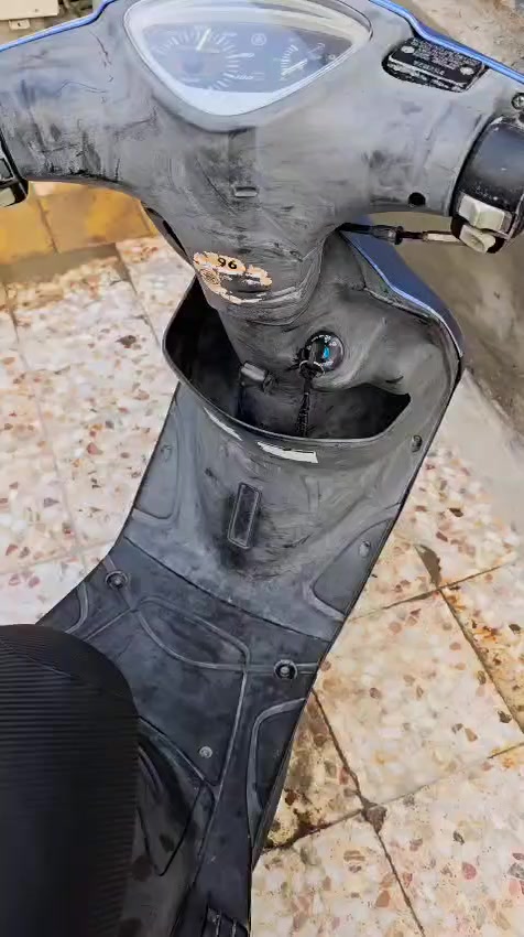 السلام عليكم شباب دراجه كامله مكمله نكره سلف اشاير لايت هورن كلشي شغال مكاني بصره قرب مستشفئ الثقلين اربع شوارع رقمي *********** سعره ٧٠٠ وبيه مجال
