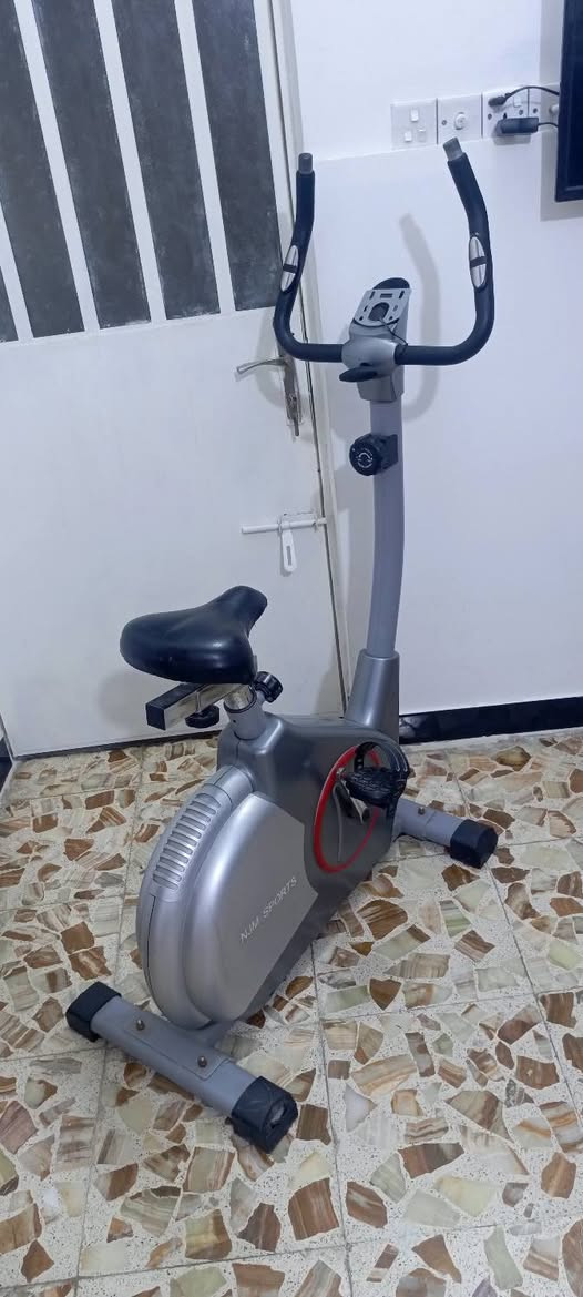 بايسكل رياضي نضيف جدا السعر 100وبي مجال قليل المكان بغداد البلديات ***********
