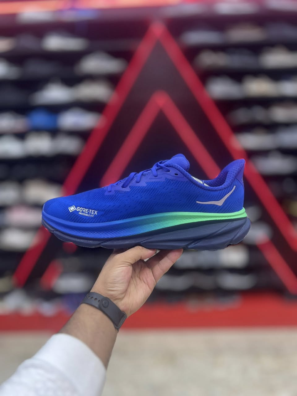 Hoka Clifton 9 GORE

يتميز هذا الحذاء بتصميم مخصص للجري على الطرق في 
جميع الأحوال الجوية، ويجمع بين اللونين الأزرق والأخضر 

قياس 49 وثلث القدم 32
العنوآن نجف ملحق الروان 
توصيل 🚚 محافظات 6 داخل النجف3 
*********** واتساب
