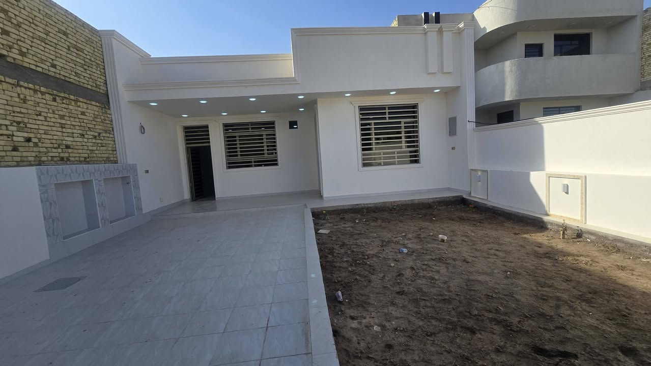 بيت للبيع بالخضراء مقابيل المعارض مساحة ٣٠٠متر مامسكون للاستفسار الاتصال على الرقم ***********شارعه ١٢متر
