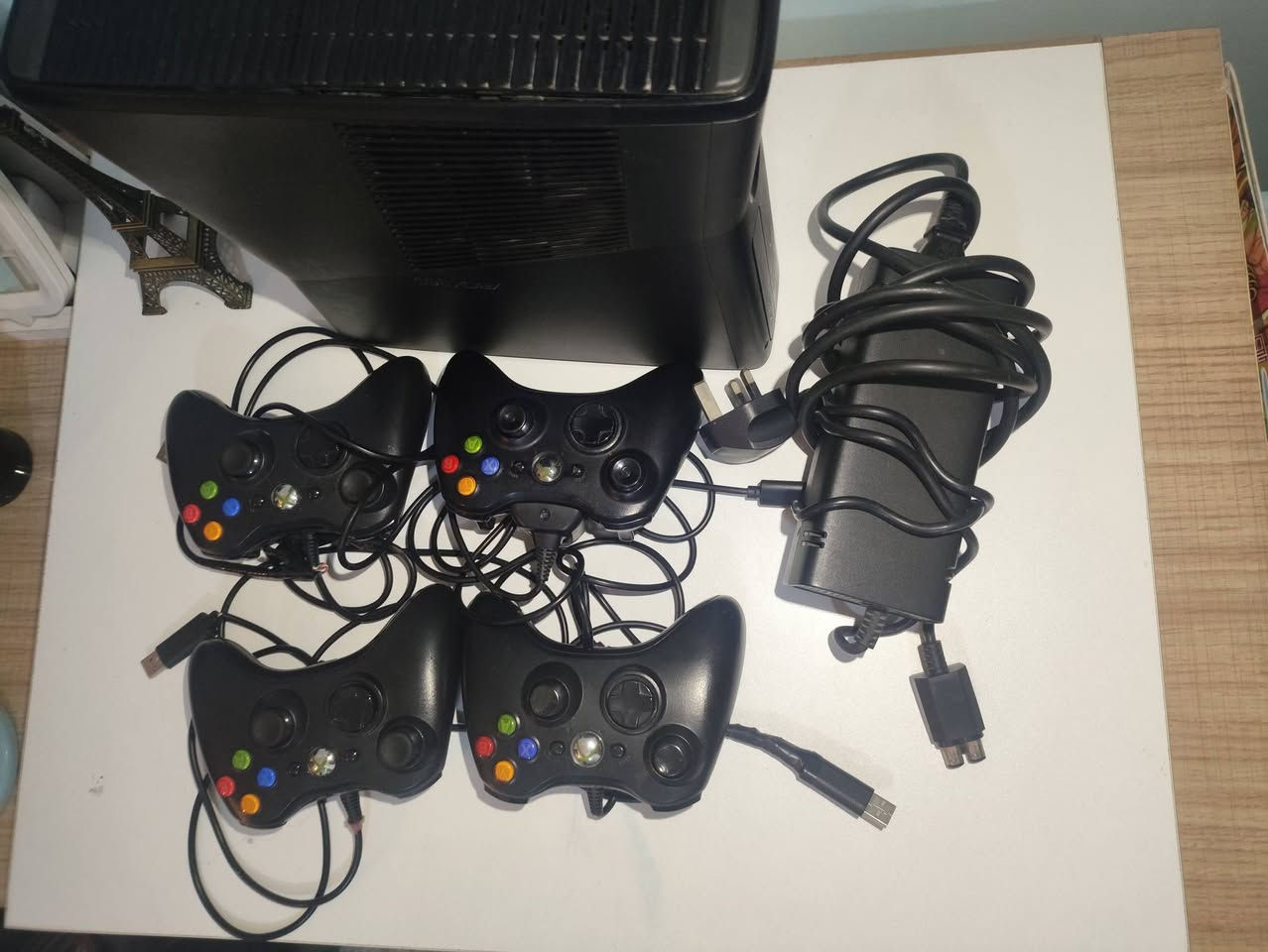 Xbox 360 للبيع شرط ما مفتوح الجهاز بي4يدات وياه 
وبي120 لعبه شرط السعر 145 وبينو مجال لشراي يراسلني ع واتس *********** المكان الموصل حي البريد
