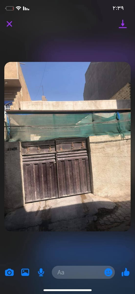 عقار للبيع في منطقه الشرطه الرابعه طابو صرف واجهه 7 نزال 20  المساحة 140 متر يحتوي على مدخلين وطرمه وحديقه وصحيات خارجيه وداخليه واستقبال وحولي ومطبخ حار وبارد وغرفتين فوك وسطحين عارضي بسعر كاع 165 مليون للاستفسار أكثر الاتصال ع رقم *********** مكانه بضبط الفرع المقابل معهد العلى التعليمي ثاني بيت بداية الفرع
