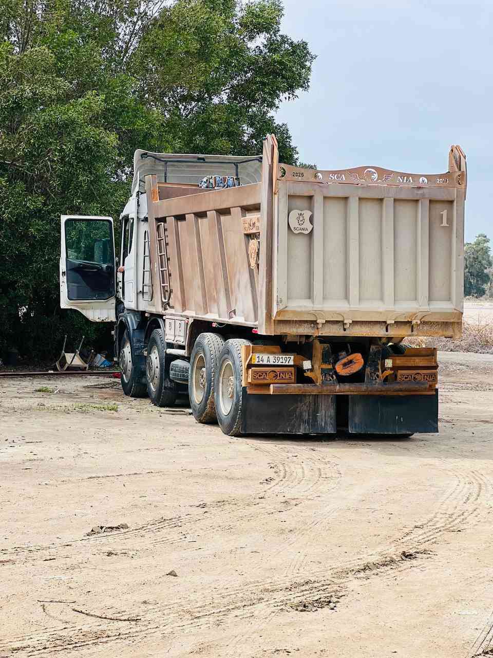 السلام عليكم اسكانيه للبيع 2001مكينه 6انجكتر 420مجموعه خريطه كير3*3السياره تخم تاير جاهزه للعمل مكان بابل مشروع المسيب بدي مايلر دك العماره ذرعه 23للاتصال والستفسار***********
