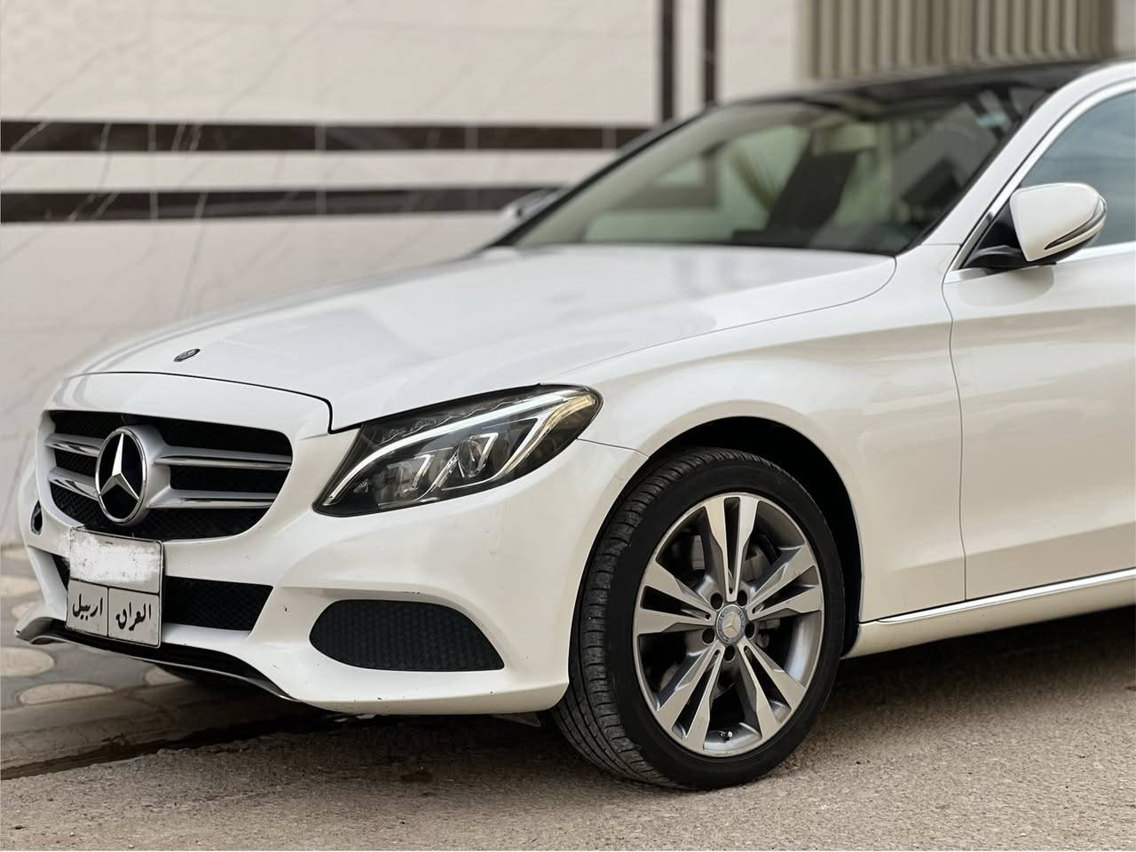 السلام عليكم (للبيع او المراوس)
‏mercedes-Benz c300 2016
وارد امريكي (كلين) فول مواصفات 
داخل بيجي -صاج بلادي
بانوراما 
دبل ماوس 
رادارات 
وبقية المواصفات المعروفه 

ادامه جديده فلاتر -بلكات -فيتبم -حدادية جديدة 
السياره جديده جدا بصمتين وياها وعلى ايد وحده من ٢٠١٨ لهسه 
بيها بارد صار عندي  جدا بسيط ومملحوض وباقي السيارة كفاله من كولشي
رقم اربيل بأسم شركة وكاله او تحويل 

للاستفسار الاتصال بلرقم ***********
العنوان النجف الاشرف📍

