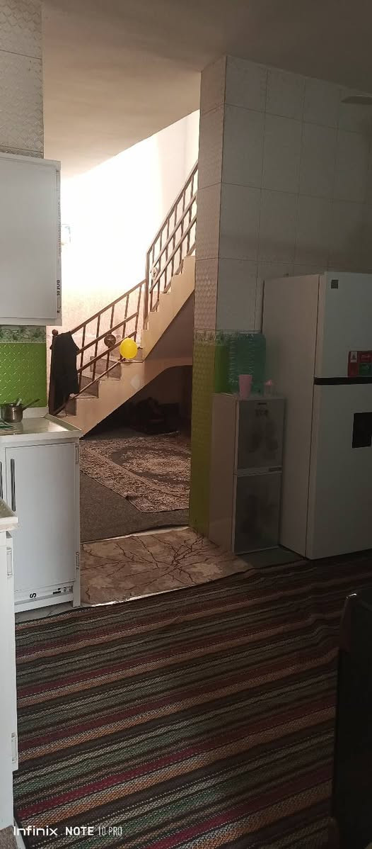 بيت طابقين يحتوي على 4غرف نوم  ومطبخ وصالة عدد2 واستقبال بناء طابوك مسلح السعر120 وبية مجال الاتصال ***********
