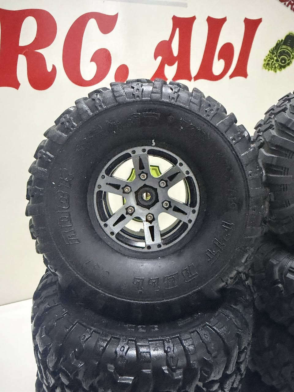 اسعد الله اوقاتكم . 2 طخم تاير الاسود بلاستك  وثاني حديث مو الامنيوم الي يخدمه يتفضل خاص


**إذا كنت صاحب هذا الإعلان وتريد حذفه لأي سبب، رجاءا أرسل رسالة إلى الدعم الفني**