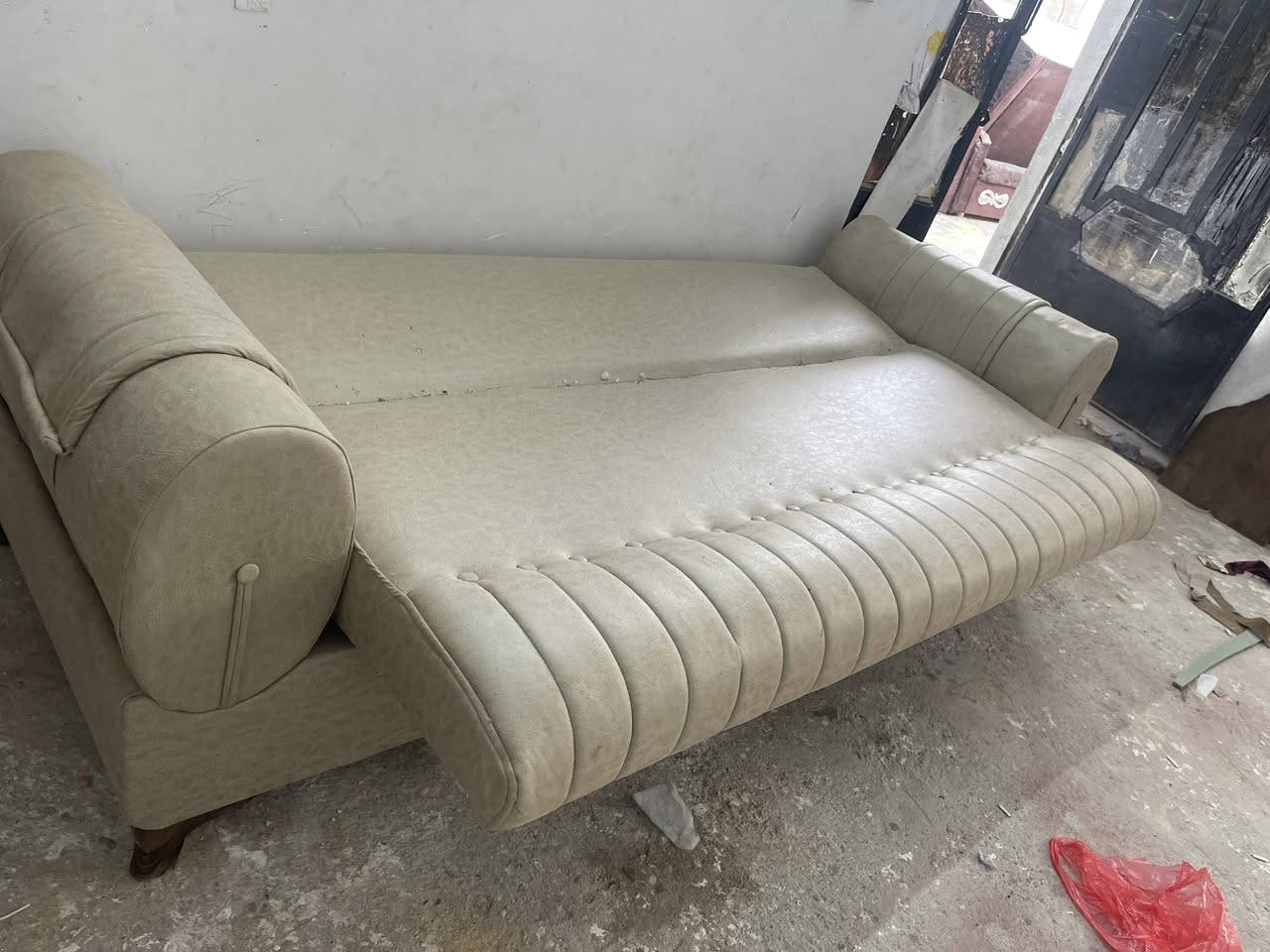 قطّعه تركيه مخزن وسرير لبيع سعره ١٧٥ أكو توصيل 
***********
