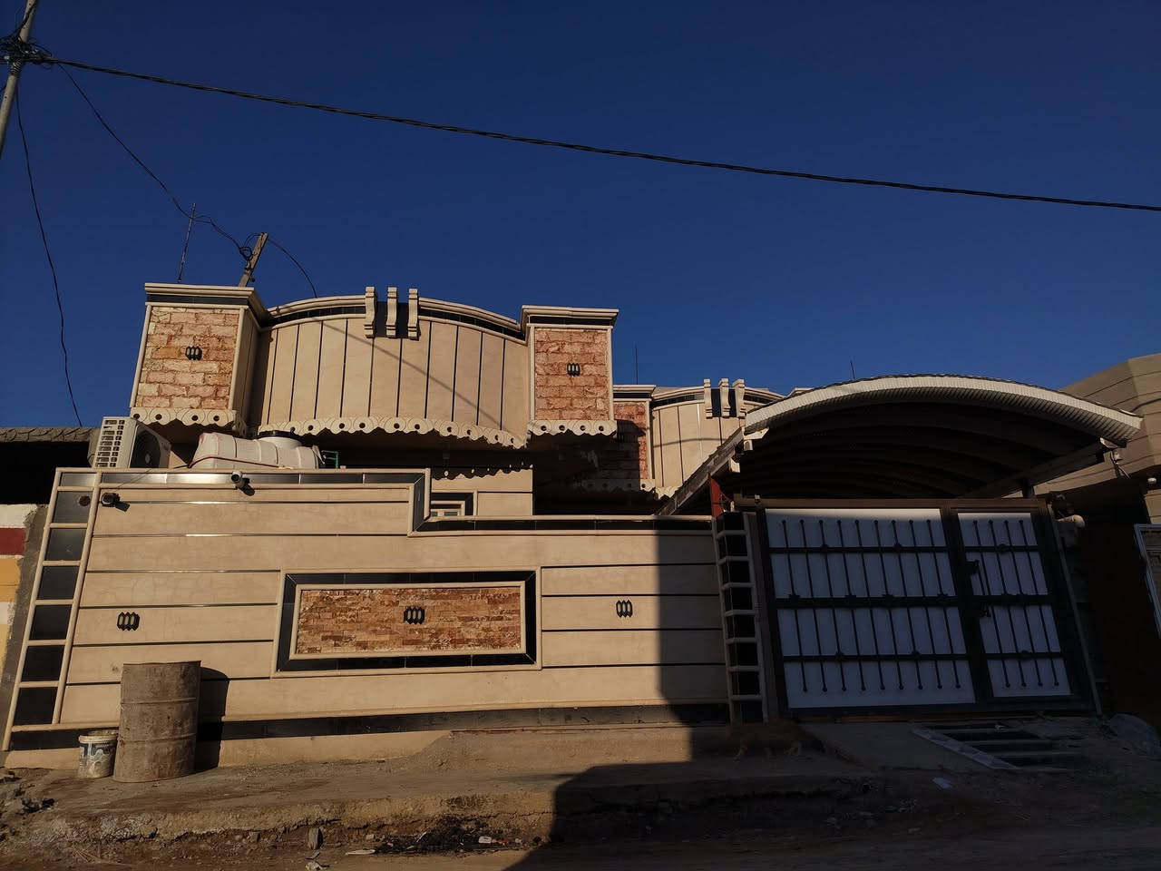 السلام عليكم بيت مساحه 200 متر زراعي طابو سند 25 في حي الزهراء في شارع معمل الثلج فول كامل من كلشي بناء 2023 يعني حديث ***********
