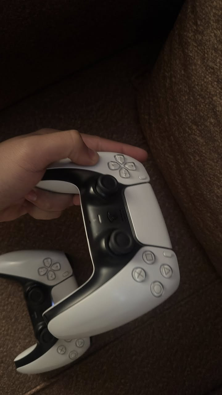 السلام عليكم
بلي فايف سلم

يدتين اصليات +كيبل شحن + HDMI 

+ يو بي اس جديد باكيته ويا 

وباكيت البلي ايضاً متوفر

مع قرص فيفا ٢٠٢٥ 

وقرص بيس ٢٠٢٠

السعر ٩٧٥


**إذا كنت صاحب هذا الإعلان وتريد حذفه لأي سبب، رجاءا أرسل رسالة إلى الدعم الفني**