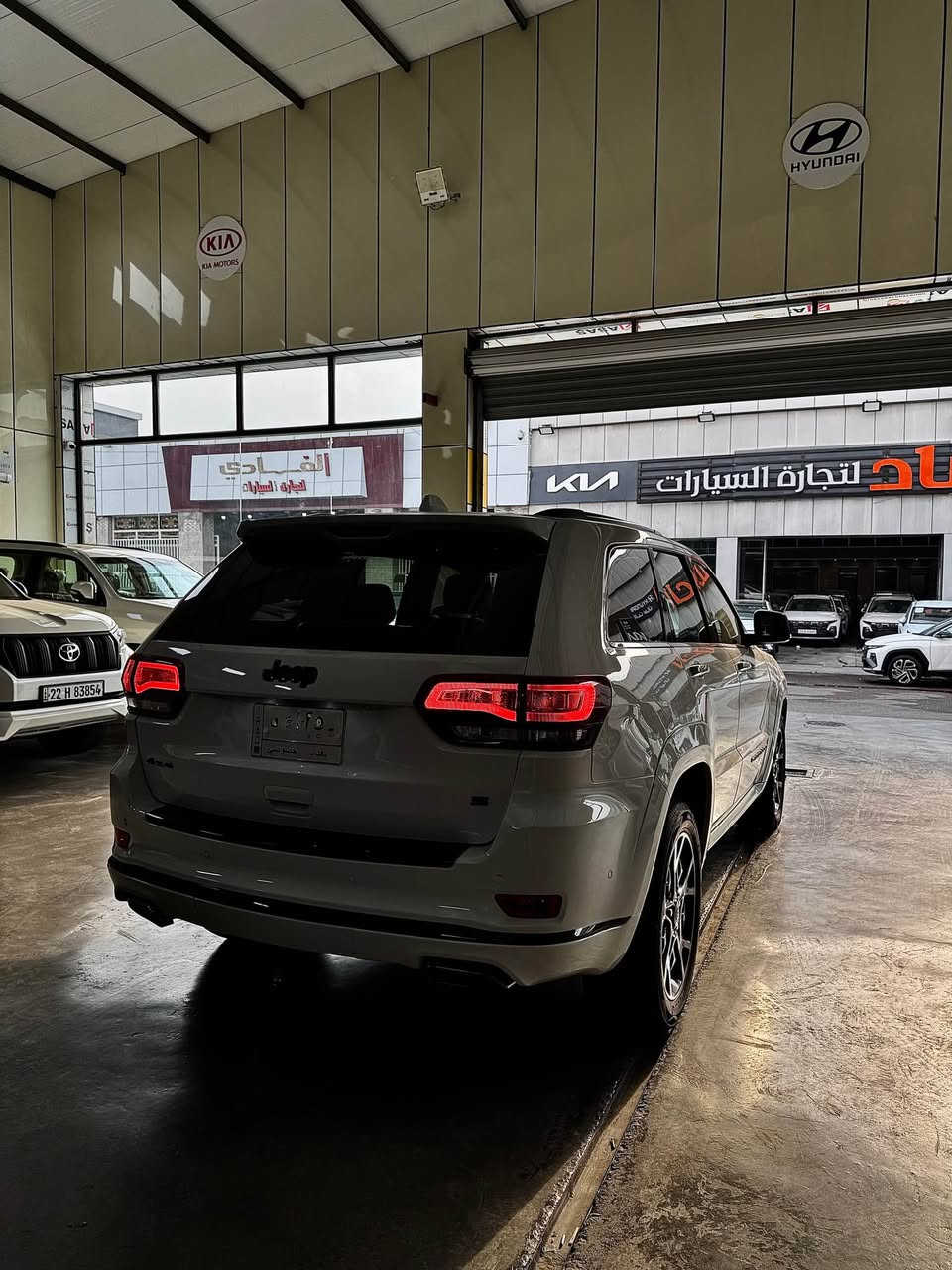 السلام عليكم للبيع جيب كراند شيروكي (S) 🙏🏻
موديل 2022 خليجي🚘
 وكالة خليجيه❤️‍🔥🏁
السيارة مكفولة كفاله عامه بوضع الشركه بلاد
مواصفات ال s فول 1/1
1-رادار امامي عدسه✅
2-محرك 3.6L (6v)✅
3-داخل احمر وأسود بلادي ✅
4-تحذير خروج عن المسار ✅
5-نقطة عمياء ✅
6-دفع 4x4✅
7-فرش المقاعد جلد الأمامية كهرباء ✅
8-المقاعد الأمامية تدفئة وتبريد ✅
9-ذاكرة حفظ وضعيات الجلوس ✅
10-تدفئة ستيرن ✅
11-سقف بنورما ✅
12-شاشة حجم 4.8 ✅
13-نظام خاص لطرق الوعرة ✅
14-مصابيح الأمامية زنون ✅
15-مصابيح LED✅
16-كشافات ضباب زنون ✅
17-تشغيل عن بعد ✅
18-صندوق كهربائي  ✅
19-حساسات امامية ✅
20-حساسات خلفية ✅
21-كامرة خلفية ✅
22-ويل قياس 20 اسود لماع ✅
23-المرائة بـ خاصية التعتيم الذاتي ✅
24-مرائة امامية كهرباء ✅
25-بلوتوث تلفون ✅
26-تحديد سرعة ✅
27-تحديد مسار ✅
28-نظام تشغيل وإطفاء أتوماتيكي ✅
29-نظام بريك اتوماتيكي ✅
باقي مواصفات S معروفه سياره جديده بمعنى الكلمه من الزيرو لحد ليوم على ايد وحده رقم بغداد باسمي تحويل مباشر
————————————————————————————
موقعنه:بغداد الكرخ معارض البياع 
السعر:382💸💸وبي مجال👋🏻🤍
لاتصال والاستفسار: ***********   
                                                ☎️☎️         ☎️☎️ بغداد, العراق
