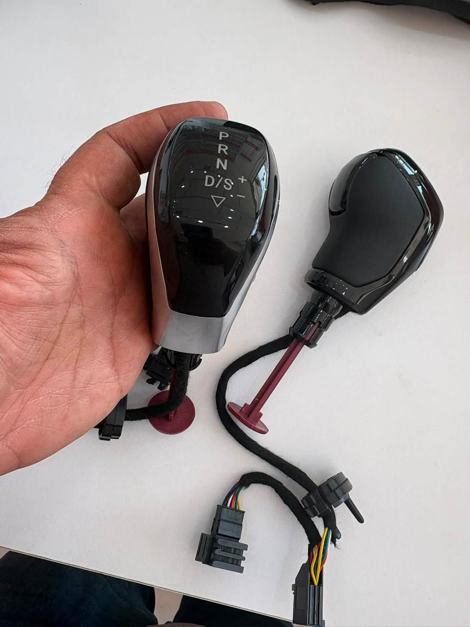 🚀 توفر عدنا مقبض ناقل الحركة الذكي بمؤشر LED لسيارات فولكس واكن

🔴خامة ممتازة وراقية تصميم مريح لليد مغطى بجلد ناعم عالي الجودة مع أطراف أنيقة بالكروم الفضي أو اللون الأسود البيانو اللامع.
🔴توصيل ذكي (Plug and Play) يأتي مع الضفيرة الإلكترونية والوصيلات اللازمة لربطه مباشرة بدون الحاجة لتعديلات معقدة في السيارة.
🔴تصميم هندسي مريح يمنحك قبضة أفضل وتحكم سلس أثناء القيادة لمنع انزلاق اليد.
💰السعر:45000 دينار
🛵يتوفر توصيل لكافة المحافظات 3000 دينار
 للطلب والاستفسار 
☎️ هاتف:***********
