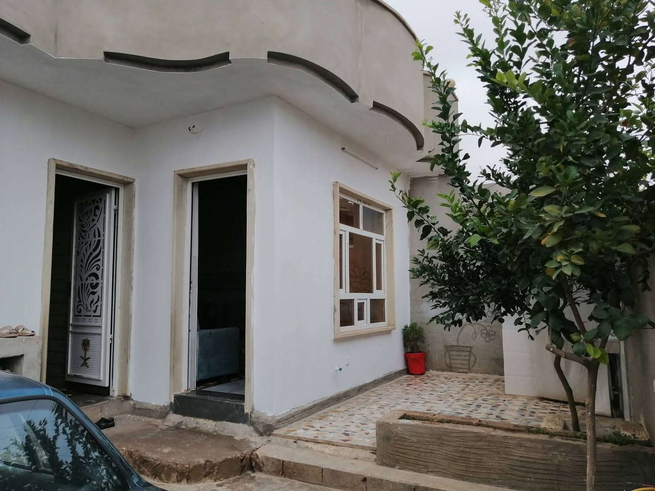 الدار للبيع القوسيات شارع المركز الشرطه المساحه ٢٠٠ متر ماء كهرباء مولده وطني وصل بلدية السعر أتصل علا ***********
