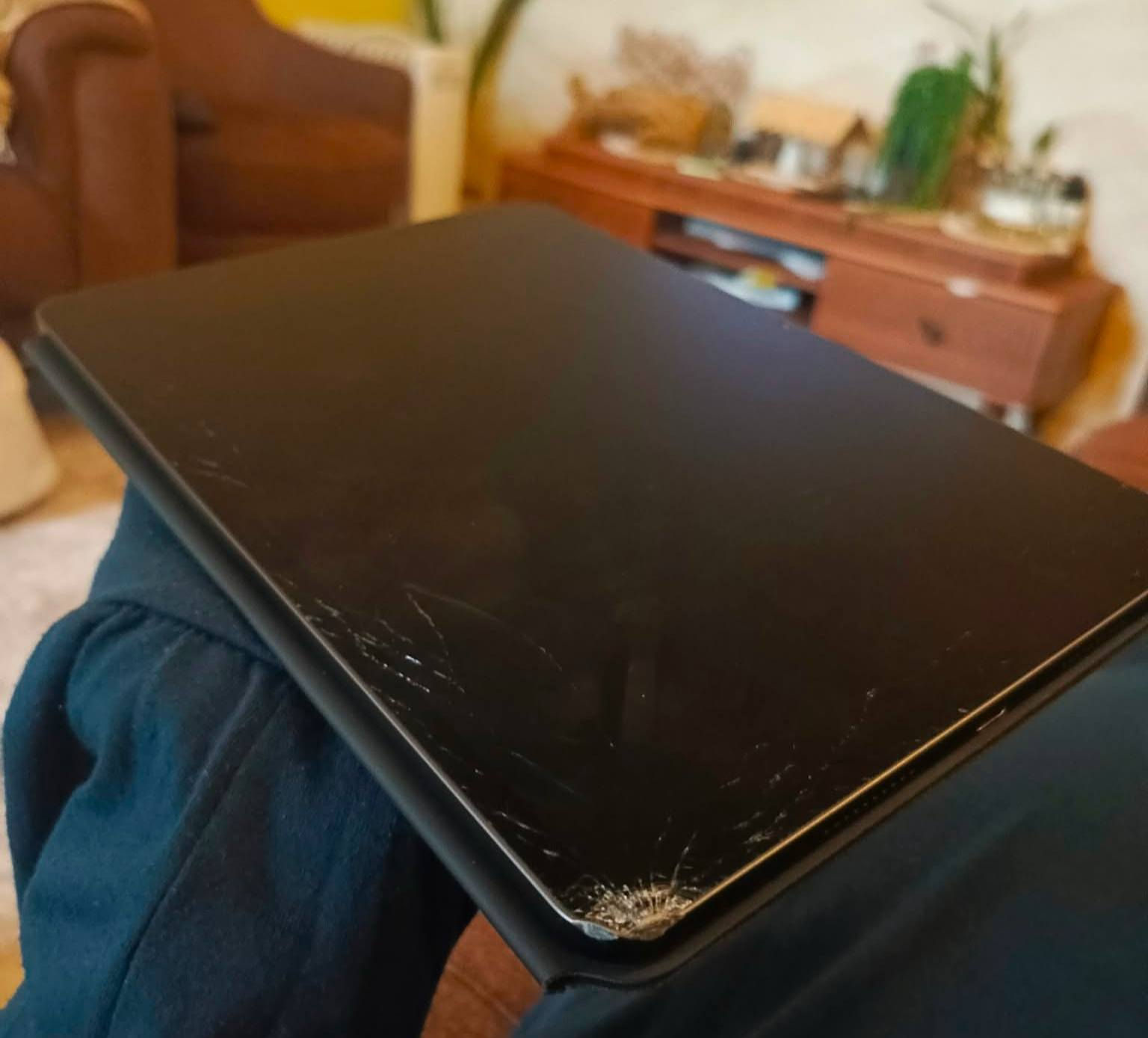 ايباد شاومي 7 برو 
مساحه 512 
قبل يومين وكع من ايدي و انكسرت الشاشه بس كلشي ما بيها
ما تاثر بالاستخدام ما مبينه اصلا 
يشتغل ببجي 90 فريم 
اريده ب 550 أو مراوس تلفون ايفون


**إذا كنت صاحب هذا الإعلان وتريد حذفه لأي سبب، رجاءا أرسل رسالة إلى الدعم الفني**