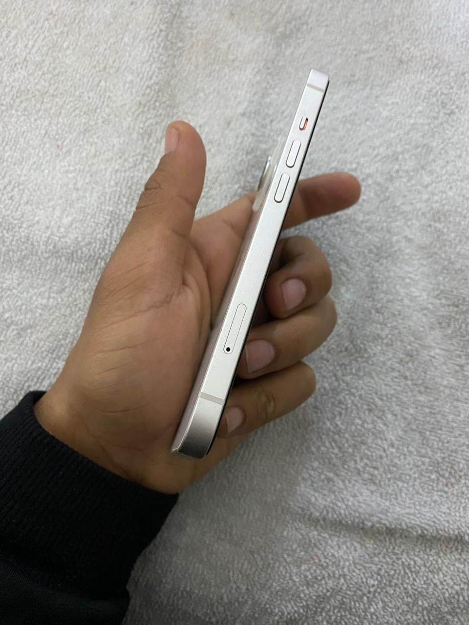 ١٣ عادي  لون ابيض  جهاز جديد وتر (ضد المي)
ذاكره ١٢٨ 
بطاريته ٧٣ الاصليه مال شركه ممبدله 
ممفتوح ولا مبدل بي اي شي عل وضع الشركه  
السعر ٣٨٠ 
مكاني بغداد 
***********
بعد هوه ١٣ غني عن التعريف من ناحيه القوه التحمل والشكل
