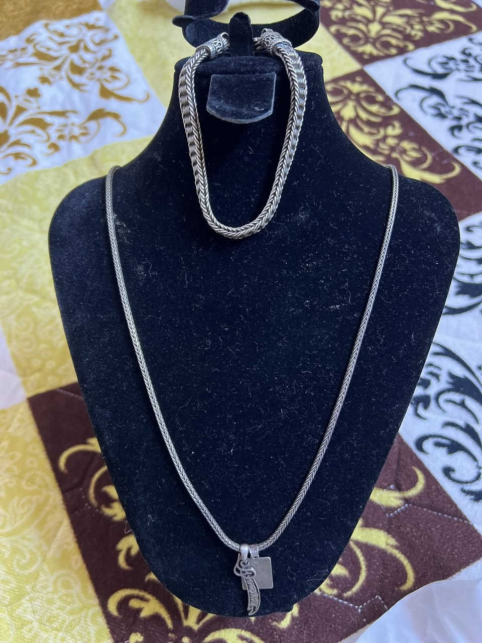 زنجيل مع ايه الكرسي مع سيف الإمام علي وزنها ٢٣ غرام وسوار برم ثخين وزن ٣٣غرام  مكاني بغداد. سعر الغرام ٤ الف


**إذا كنت صاحب هذا الإعلان وتريد حذفه لأي سبب، رجاءا أرسل رسالة إلى الدعم الفني**