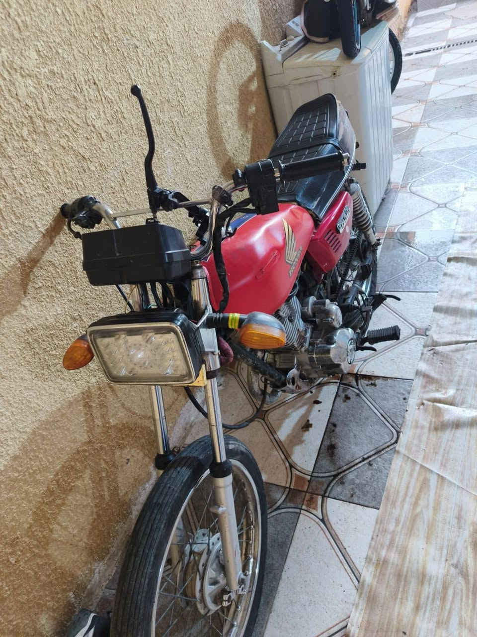 سلام عليكم خوان دراجه بارت خمسه كير اوراق اوراق  الدراجة كاملة بس بي صوت بل مكينه السعر 650 وبيه مجال حك الجيه رقم الهاتف ***********
