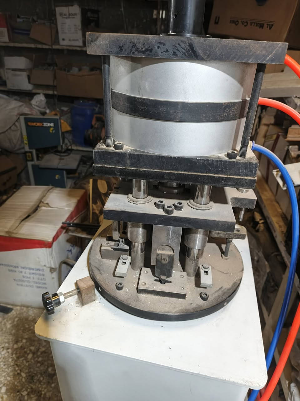 السلام عليكم
ثاقبة تفريز للبيع
٥ حركات جديدة استخدام كلش قليل 
السعر : 600 دولار وبيها مجال للشراي
للاستفسار:***********
