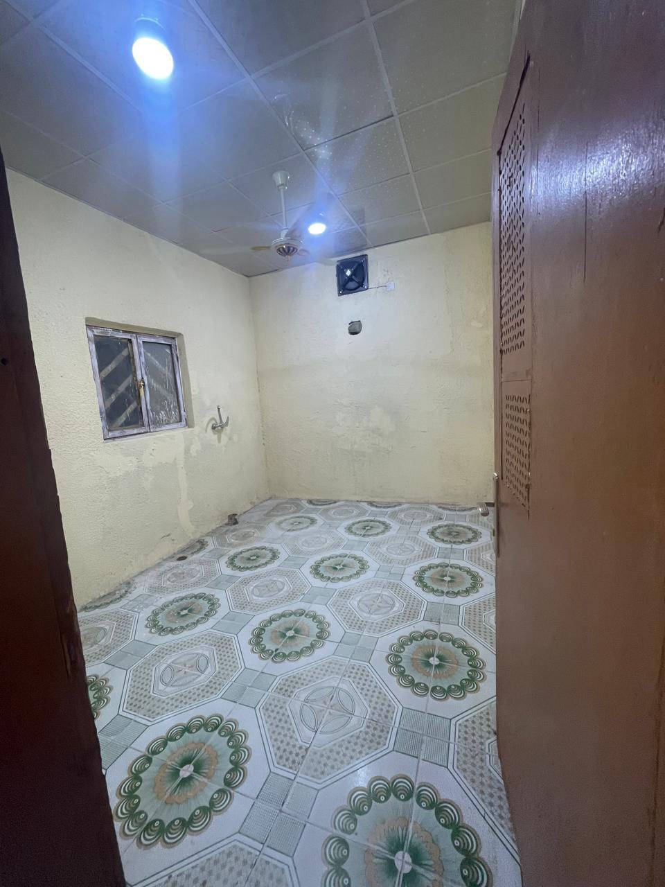 بيت للإيجار بالحيانيه الطاك الشارع العام
طابق اول وثاني الطابق الاول يحتوي غرفتين
 واستقبال وصاله ومطبخ وصحيات الطابق الثاني
 غرفه وصحيات وهول الايجار 400 قفل شامل
 الكهرباء والماء للاستفسار : (***********)
